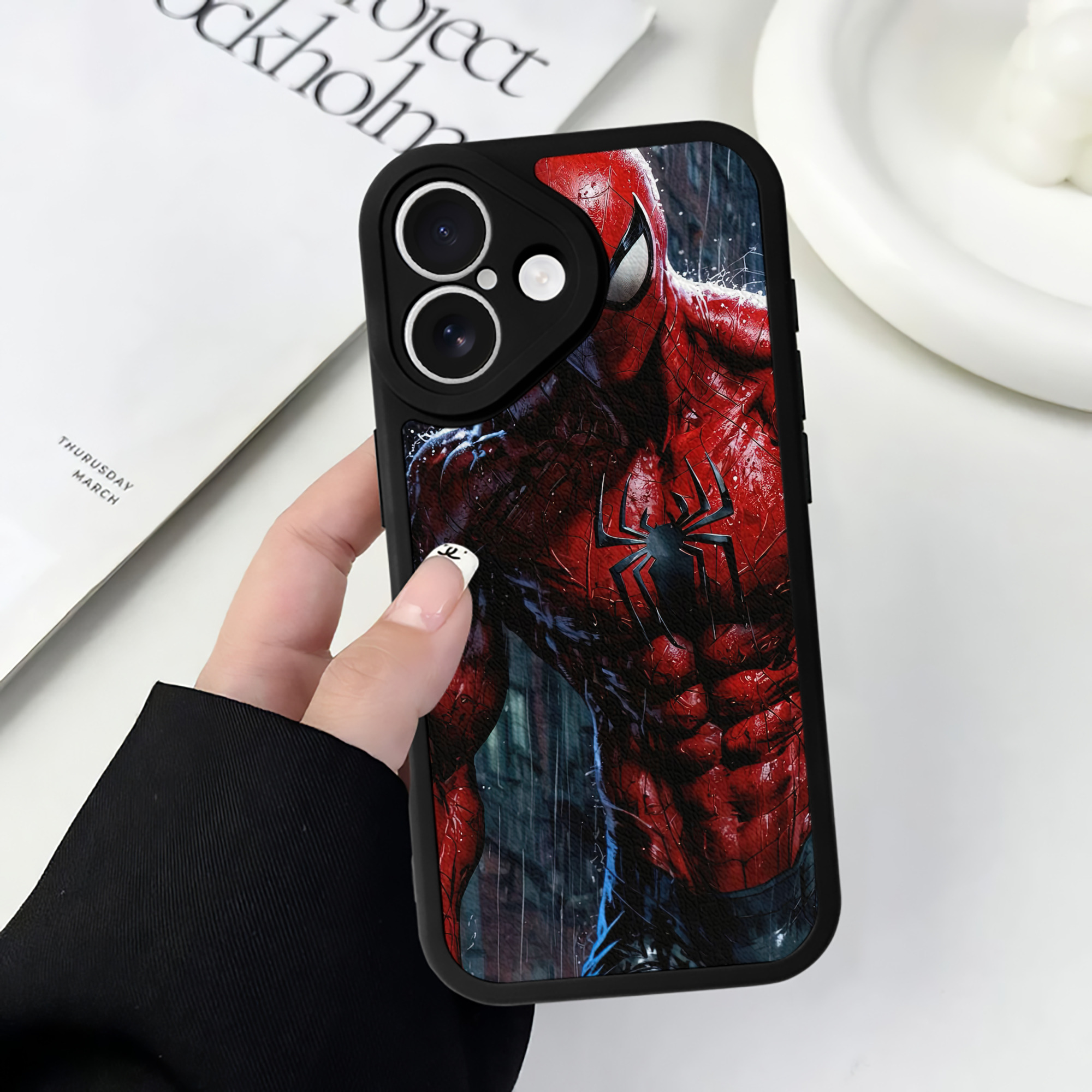 （画像用） Spider Man スパイダーマン 【iPhone 16シリーズ対応】シリコンスマホケース（レザー調） 材質：シリコン